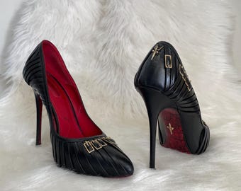 Excepcionales stilettos de piel negra de Cesare Paciotti, suela roja y detalle de hebilla dorada, dije de espada, tacones de diseñador talla 37 UE