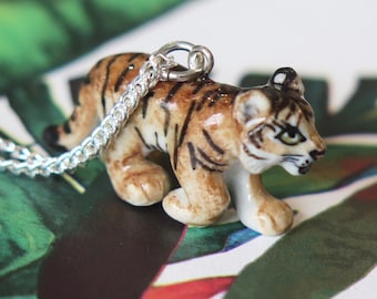 Colar com pingente de filhote de tigre de porcelana: corrente banhada a prata esterlina