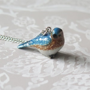 Collana con ciondolo a forma di uccellino azzurro in porcellana: gioiello da giardino con uccelli dipinti a mano