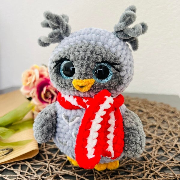 Búho gris tejido a crochet para niños. Búho de peluche con pañuelo rojo. Peluche para dormir. Búho con ojos grandes y brillantes. Juguete para sesión de fotos infantil.