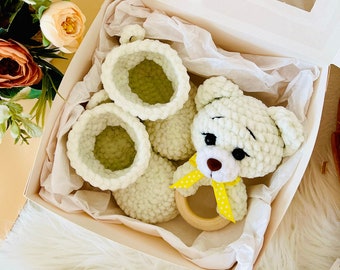 Gehaakte babycadeauset: berenrammelaar en melkslofjes, newbornshower