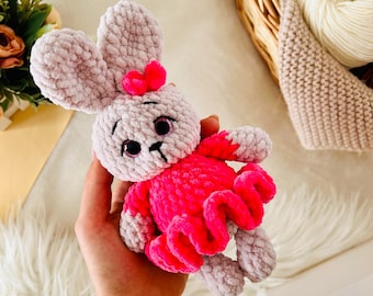 Gehäkelter Hase in einem rosa Kleid. Geschenk für ein Baby. Geschenk für ein Mädchen. Gestricktes Kaninchen. Baby-Fotoshooting-Spielzeug. Kuscheltier zum Schlafen. Hasen-Amigurumi