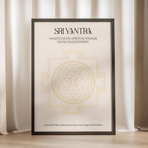 Puede incluir: Una impresión enmarcada con el símbolo Sri Yantra, un diseño geométrico con un círculo central y triángulos entrelazados. La impresión tiene un fondo beige con líneas y texto dorados. El marco es negro y la impresión se muestra contra cortinas beige.