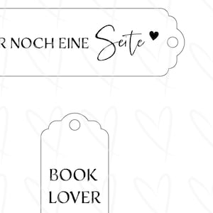 Può includere: Segnalibro stampabile in bianco e nero con il testo "Book Lover" e un'etichetta separata con il testo "Nur noch eine Seite" con un piccolo cuore nero.