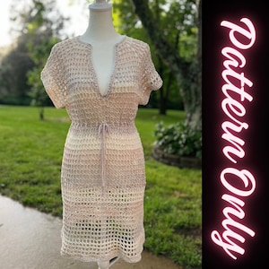 Könnte beinhalten: Häkelkleid in Beige-, Creme- und Helllila-Tönen, auf einer Schaufensterpuppe präsentiert. Das Kleid hat einen V-Ausschnitt, kurze Ärmel und eine Kordel in der Taille. Der Text "Pattern Only" ist auf der rechten Seite des Bildes zu sehen.
