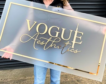 Placa de acrílico 3D com espelho dourado para logotipo comercial | Base de acrílico fosco | Decoração de parede personalizada para salão de beleza, spa, estúdio de cílios e estética.