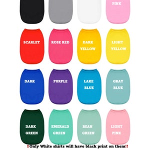 Op de afbeelding: Een verzameling honden-T-shirts in verschillende kleuren, waaronder zwart, grijs, wit, roze, rood, geel, blauw en groen. Elk shirt heeft zijn kleurnaam in het wit gedrukt. De tekst "Only White shirts will have black print on them!!" staat onderaan.