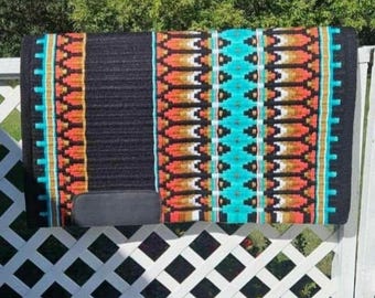 Mantilla Western: mezcla de lana negra con diseño geométrico