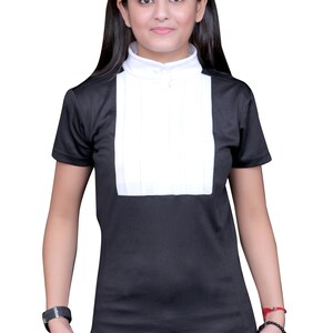 Peut inclure: Un t-shirt noir à manches courtes avec un col montant blanc et un panneau blanc sur la poitrine. Le t-shirt est fait d'un tissu doux et confortable.