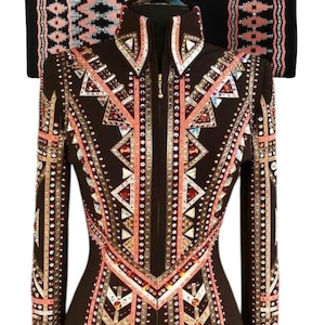 Puede incluir: Una chaqueta de espectáculo negra con un patrón geométrico en tonos de rosa, dorado y marrón. La chaqueta está adornada con pedrería y tiene una cremallera. El texto "EQUESTRIAN PARADISE Private Financed" es visible en la parte inferior de la chaqueta.