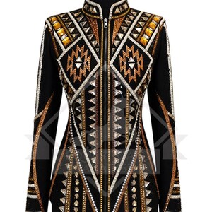 Könnte beinhalten: Schwarze Reitjacke mit aufwendigen geometrischen Mustern. Die Jacke ist mit goldenen, silbernen und klaren Kristallverzierungen versehen. Sie hat einen durchgehenden Reißverschluss und einen hohen Kragen. Die Jacke wird auf einer schwarzen Schaufensterpuppe präsentiert.