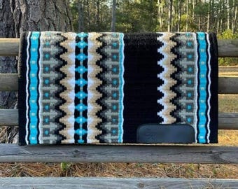 Mantilla Western: mezcla de lana negra con diseño geométrico
