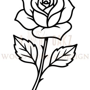 Pu&ograve; includere: Illustrazione in bianco e nero di una rosa. La rosa &egrave; in piena fioritura, con petali e foglie dettagliati. Lo stelo ha spine e due foglie. Il design &egrave; semplice ed elegante.