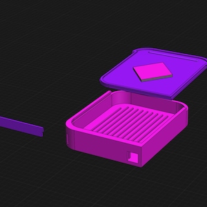 Puede incluir: Una caja de pl&aacute;stico morada con una tapa extra&iacute;ble y un compartimento cuadrado en el interior. La caja tiene un fondo acanalado y est&aacute; dise&ntilde;ada para guardar objetos peque&ntilde;os.