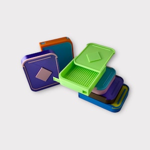 Puede incluir: Un conjunto de cinco cajas de almacenamiento apilables de colores con tapas. Las cajas son de pl&aacute;stico y tienen una variedad de colores, incluyendo azul, verde, naranja y morado. Las cajas est&aacute;n dise&ntilde;adas para apilarse una encima de la otra, y tienen un dise&ntilde;o &uacute;nico que las hace f&aacute;ciles de abrir y cerrar.