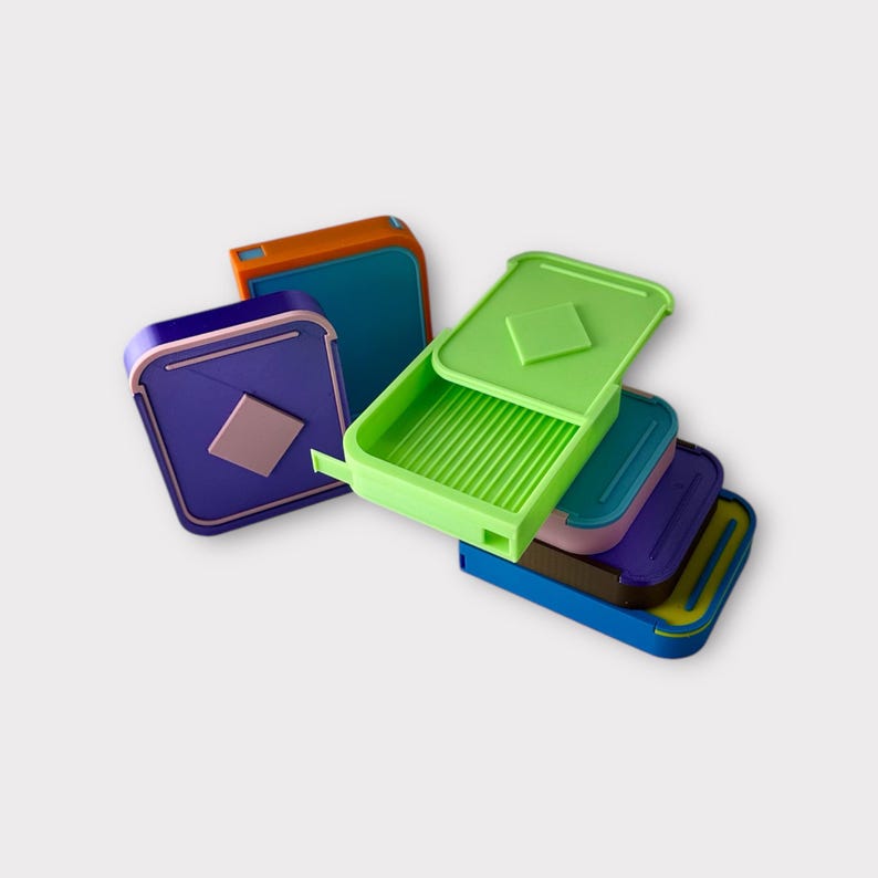 Puede incluir: Un conjunto de cinco cajas de almacenamiento apilables de colores con tapas. Las cajas son de pl&aacute;stico y tienen una variedad de colores, incluyendo azul, verde, naranja y morado. Las cajas est&aacute;n dise&ntilde;adas para apilarse una encima de la otra, y tienen un dise&ntilde;o &uacute;nico que las hace f&aacute;ciles de abrir y cerrar.