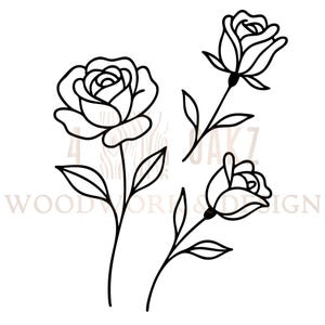 Op de afbeelding: Zwart-witte lijntekening van drie rozen met stelen en bladeren. De rozen bevinden zich in verschillende bloeistadia, met gedetailleerde bloemblaadjes en delicate lijnen. De afbeelding bevat de tekst "4 JAK7 WOODWORKS DESIGN".