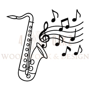 Peut inclure: Illustration en noir et blanc d'un saxophone avec des notes de musique et une clé de sol. Le saxophone est positionné à gauche, avec des notes de musique et une clé de sol à droite. Le texte "4 LIKE WOOD & DESIGN" est en bas.