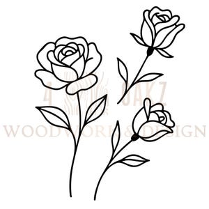 Op de afbeelding: Zwarte lijntekening van drie rozen met stelen en bladeren. De rozen staan in verschillende bloeistadia, met gedetailleerde bloemblaadjes en delicate lijnen. De afbeelding heeft de tekst "4 JAK7 WOODWORKS DESIGN".
