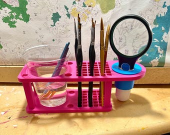 Portapinceles impreso en 3D (STL): Organizador de manualidades con vaso de agua y soporte para lupa (descarga digital)