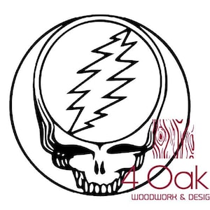 Può includere: Illustrazione in bianco e nero di un teschio con un fulmine all'interno di un cerchio. Il teschio ha un'espressione sorridente. Il testo "4 Oakz Woodwork & Design" è sotto l'immagine.