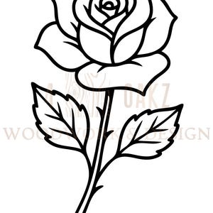 Pu&ograve; includere: Illustrazione in bianco e nero di una rosa. La rosa &egrave; in piena fioritura, con petali dettagliati, stelo e foglie. Adatto a vari progetti creativi e decorativi.