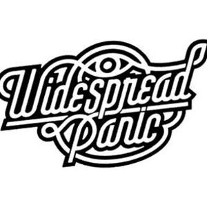 Może przedstawiać: Czarno-białe logo z napisem "Widespread Panic" w stylizowanej czcionce. Projekt zawiera symbol oka i dekoracyjne wiry na białym tle.