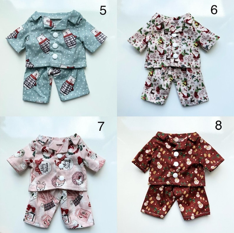 Puede incluir: Cuatro conjuntos de pijamas para mu&ntilde;ecas, cada uno con un estampado navide&ntilde;o diferente. Los pijamas son de color azul, blanco, rosa y rojo.