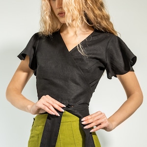 Schwarzes Wickeltop CADIZ - Leinen Crop Top - Leinenbluse - Sommertop - Hochzeittop - Umstandstop.