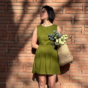 Vestido corto de lino verde musgo SEVILLA - Vestido de lino espalda descubierta - Vestido de verano - Vestido casual de lino - Vestido de lino sin espalda - Vestido de cóctel.