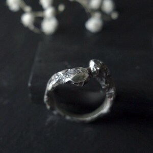 Zilveren statement ring met textuur