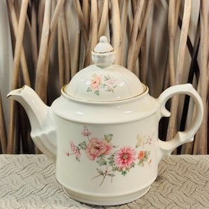 Sadler Multi Colored Floral Lidded Tea Pot 24kt Gold Rim And Trim. Vintage 1945