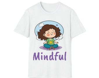 Achtsames Meditations-T-Shirt - Glückliches kleines Mädchen meditiert mit einem Smiley-T-Shirt