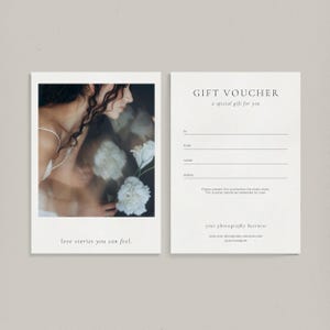 Könnte beinhalten: Ein Gutschein mit minimalistischem Design. Die linke Seite zeigt ein verschwommenes Foto einer Person mit weißen Blumen, mit dem Text "love stories you can feel." Die rechte Seite hat Felder für Empfänger, Absender, Wert und Ablaufdatum.