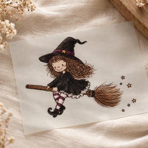 Könnte beinhalten: Ein rechteckiger Druck mit einer Cartoon-Illustration einer jungen Hexe mit braunem Haar, die einen schwarzen Hut mit violettem Band und gelbem Stern, ein schwarzes Kleid mit weißer Spitze und violett-weiß gestreifte Strümpfe auf einem Besen trägt.