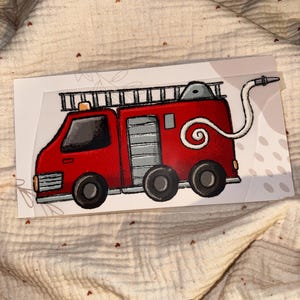 Könnte beinhalten: Illustration eines roten Feuerwehrautos mit Leiter, Schlauch und schwarzen Rädern. Das Cartoon-Design hat einen hellen, neutralen Hintergrund mit dezenten Blättern. Das Feuerwehrauto hat ein gelbes Licht oben.