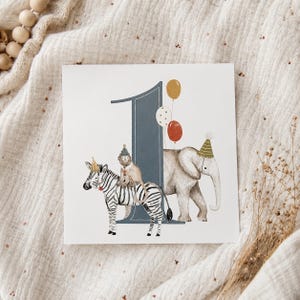 Könnte beinhalten: Eine quadratische Grußkarte mit einer großen dunkelblauen Eins. Ein Zebra, ein Affe und ein Elefant tragen Partyhüte. Die Tiere sind mit drei Luftballons in Senfgelb, Weiß mit Punkten und Terrakotta-Rot verziert. Die Illustration ist auf weißem Papier.