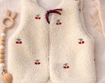 Babyvestje van teddyfleece met kersen | Warm, zacht, handgemaakt cadeau voor kinderen