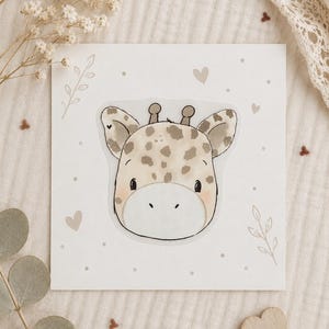 Könnte beinhalten: Eine quadratische Karte mit einer zentrierten Illustration eines Giraffenkopfes mit braunen Flecken, kleinen Ossiconen und rosigen Wangen. Der Hintergrund der Karte ist cremefarben und mit kleinen braunen Herzen, Punkten und zarten Blattzweigen verziert.