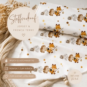 Könnte beinhalten: Weißer Stoff mit einem wiederkehrenden Muster aus illustrierten Waldtieren wie Füchsen, Igeln, Mäusen und Schnecken, akzentuiert durch kleine goldene Punkte. Die Füchse halten Laternen an Stöcken. Der Stoff hat eine weiche Textur.