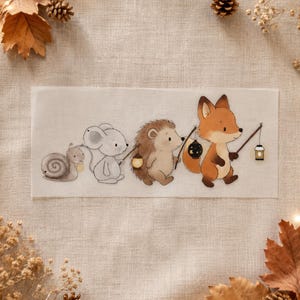 Könnte beinhalten: Ein rechteckiges Stoffpaneel mit einer Aquarellillustration von einer Schnecke, einer Maus, einem Igel und einem Fuchs, die in einer Reihe gehen. Jedes Tier trägt eine kleine Laterne an einem Stock, wobei der Fuchs zwei Laternen hält.
