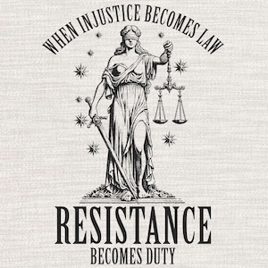 Könnte beinhalten: Schwarz-weiß-Illustration einer Augenbinde tragenden Frau, die ein Schwert und eine Waage hält. Der Text "Wenn Ungerechtigkeit zum Gesetz wird, wird Widerstand zur Pflicht" ist um die Frau herum geschrieben.