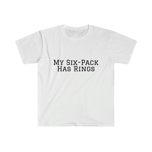 Camiseta unisex softstyle My Six-Pack Has Rings