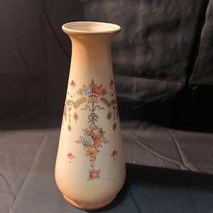 Vintage Crown Devon Fieldings Stoke on Trent Blushware Vase