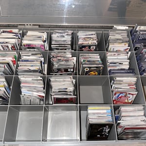 Mystery Packs: 17 kaarten, waarvan 1 gegarandeerd genummerd/automatisch. LET OP VOOR PLATEN!! Er zijn in totaal 7 platen, dus dat is ongeveer 11-12% kans.