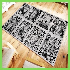 Könnte beinhalten: Ein beiger Teppich mit einem schwarz-weißen Pixelmuster, das verschiedene Gesichter zeigt. Der Teppich hat ein modernes und abstraktes Design.