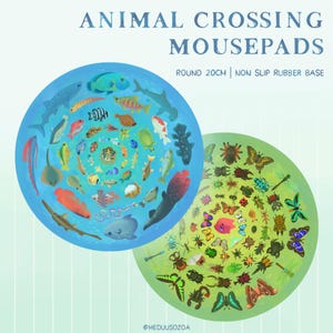 Puede incluir: Dos alfombrillas de ratón redondas de 20 cm con base de goma antideslizante. Una alfombrilla azul presenta ilustraciones de peces, mientras que la verde muestra gráficos de insectos y mariposas. Texto: ANIMAL CROSSING MOUSEPADS.