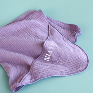 Envoltura de muselina personalizada, toalla de muselina de secado con capucha púrpura de 4 capas, manta con capucha %100 algodón, regalo de baby shower