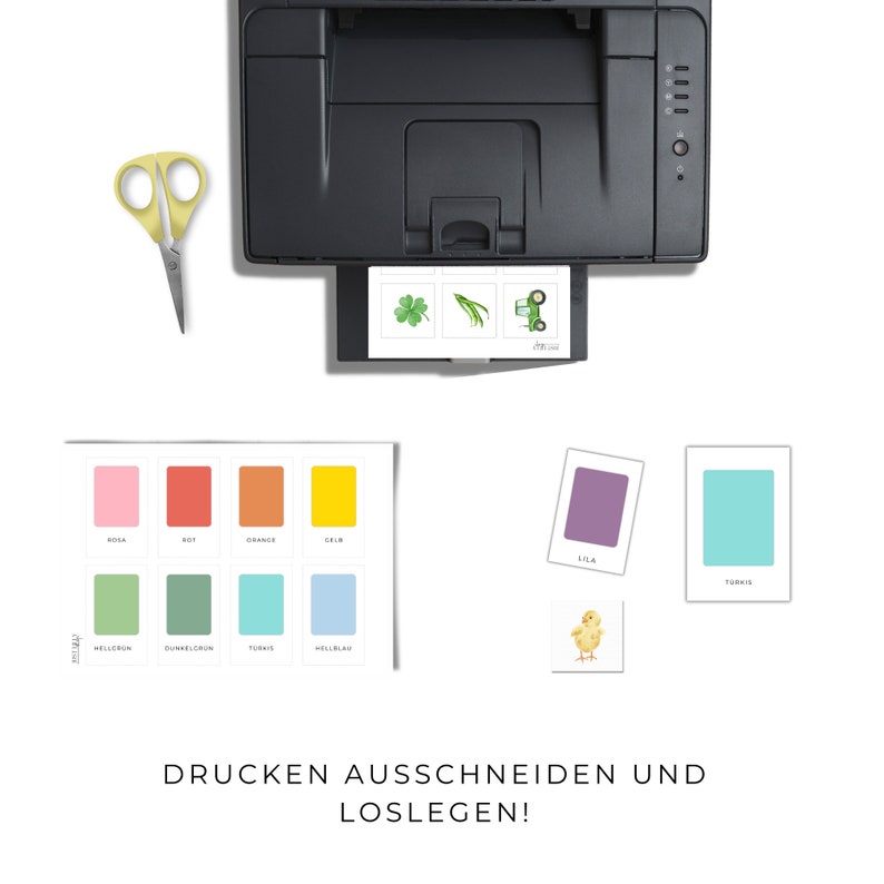 K&ouml;nnte beinhalten: Ein Drucker mit bedruckten Karten mit farbigen Quadraten, Illustrationen und dem Text "DRUCKEN AUSSCHNEIDEN UND LOSLEGEN!". Eine gelbe Schere ist ebenfalls zu sehen.