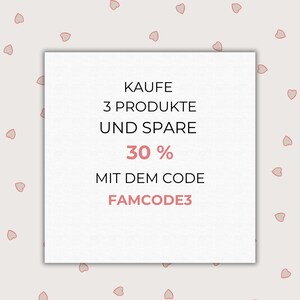 Puede incluir: Un cuadrado blanco con texto rosa sobre un fondo beige claro con un patr&oacute;n de corazones rosas. El texto dice "Kaufe 3 Produkte und spare 30% mit dem Code FAMCODE3".